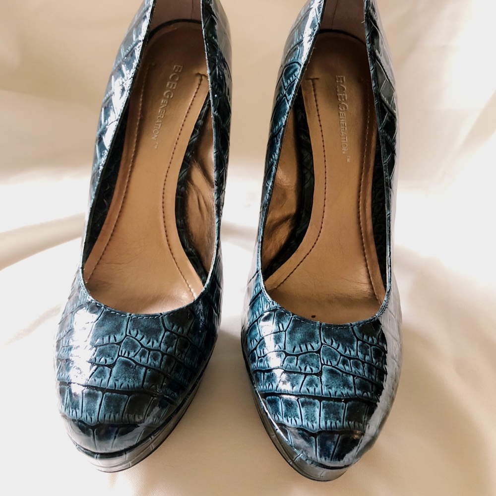 BCBG generation, size 8.5b snake skin pumps.